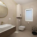 Oasis Mit Beheiztem Pool- 700 M Vom Entfernt By Interhome Ližnjan